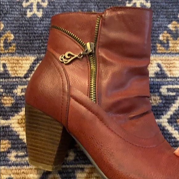Burgundy/Red heeled ankle boots ❤️ - Picture 2 of 5
